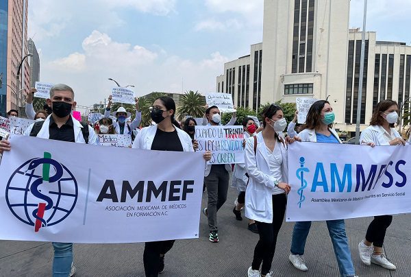 Médicos protestan en CDMX por compañeros victimas de violencia #VIDEOS