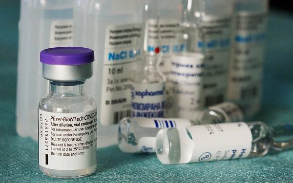 Pfizer inicia ensayo de vacuna contra subvariante de Ómicron