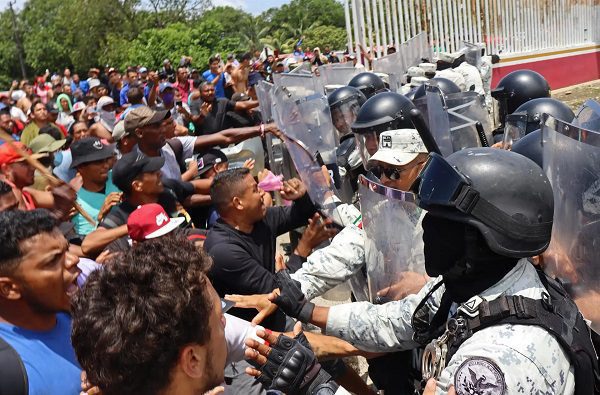 Migrantes se enfrentan con elementos de la Guardia Nacional en Chiapas