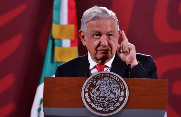 AMLO asegura poder reducir gastos en Gobierno y exhibe a ministros y a Calderón