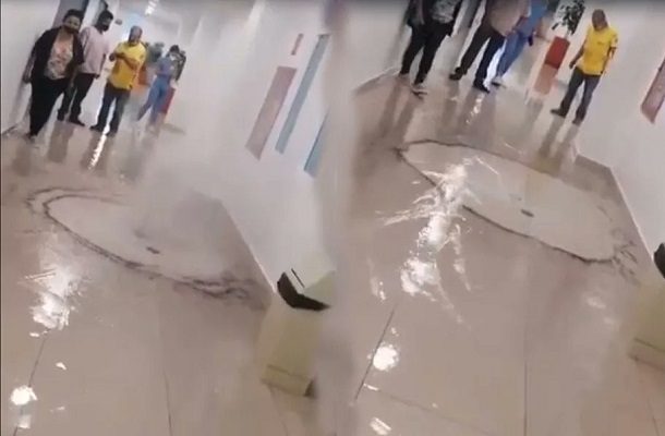 Brota fuente del drenaje en Hospital General de Querétaro que acaba de ser inaugurado #VIDEO