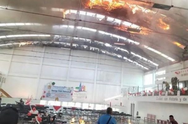 En pleno evento, se incendia techo de gimnasio municipal en Cuautitlán #VIDEO