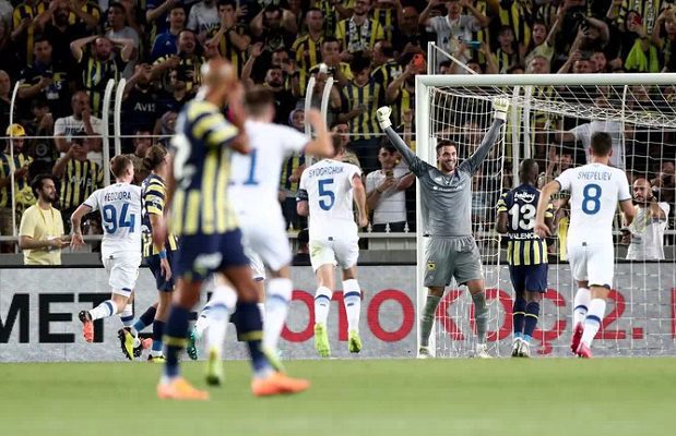 UEFA investiga gritos a favor de Putin en partido ante Dinamo Kiev, de Ucrania