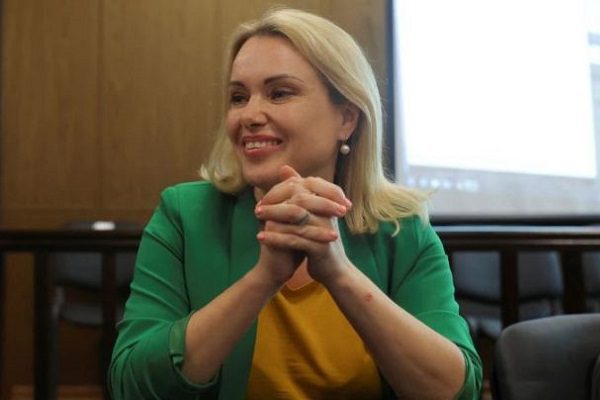 Multan a periodista rusa que interrumpió noticiero para protestar contra invasión