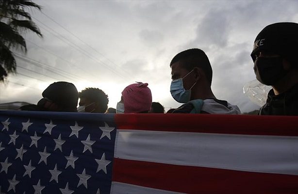 EEUU alista una tarjeta para identificar a migrantes indocumentados
