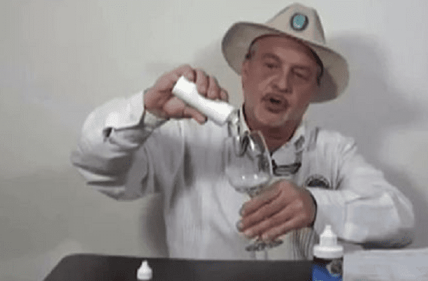 Extraditan a EU a un hombre que vendía cloro como cura milagrosa contra el COVID-19