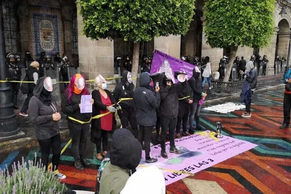 Feministas protestan en el Zócalo de CDMX contra detención de compañeras