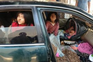 Rescatan a ocho niños estadounidenses que vivían hacinados en un auto en Tijuana