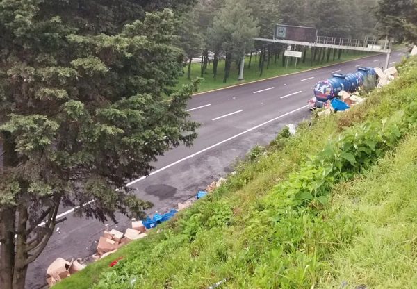 Rapiñan ropa tras volcadura de tráiler sobre la México-Toluca