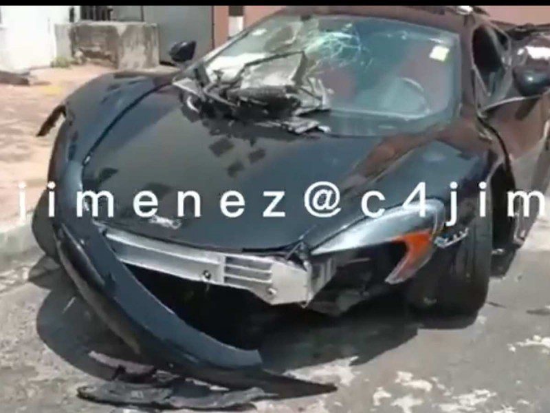 Auto de lujo McLaren destrozado y abandonado en Polanco