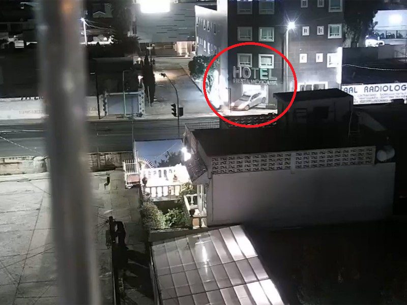 Auto se impacta contra un hotel en Hidalgo