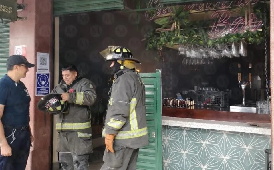 Bomberos sofocan conato de incendio en restaurante de la colonia Roma