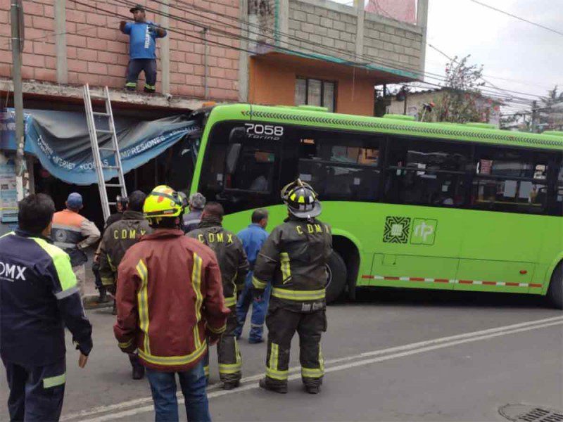 Camión RTP y grúa chocan en la Magdalena Contreras
