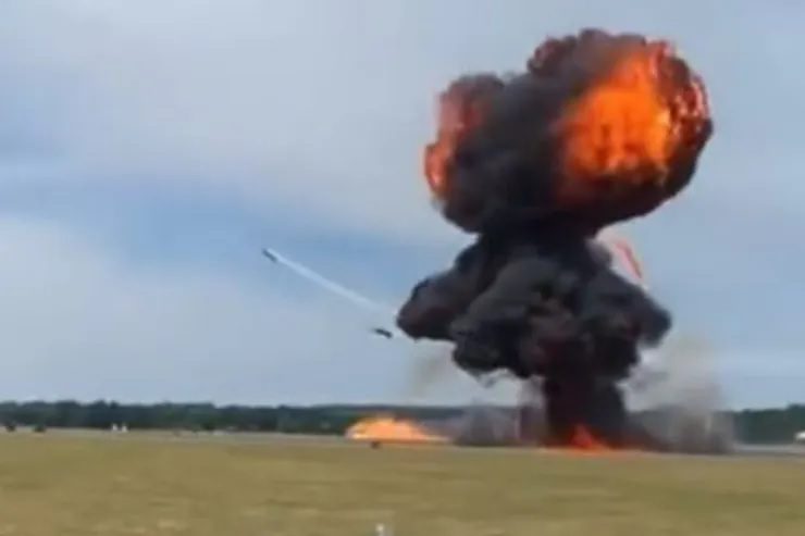 Camión explota en pleno espectáculo aéreo