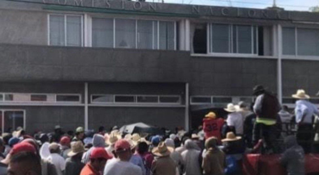 Campesinos de Hidalgo retienen a funcionarios por escasez de agua