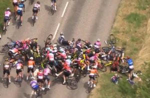 Choque múltiple en el Tour de Francia femenino deja varias ciclistas heridas #VIDEO