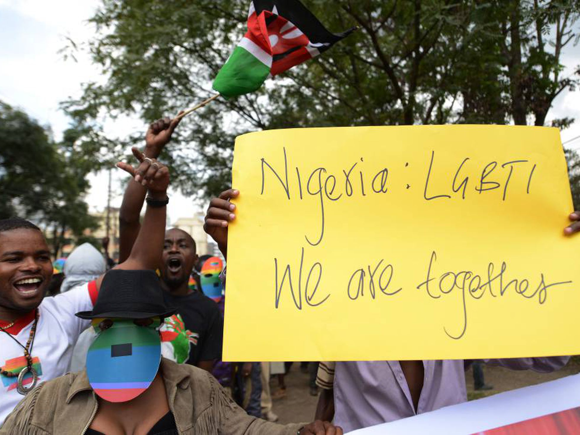 Dictan pena de muerte a tres hombres en Nigeria por ser homosexuales