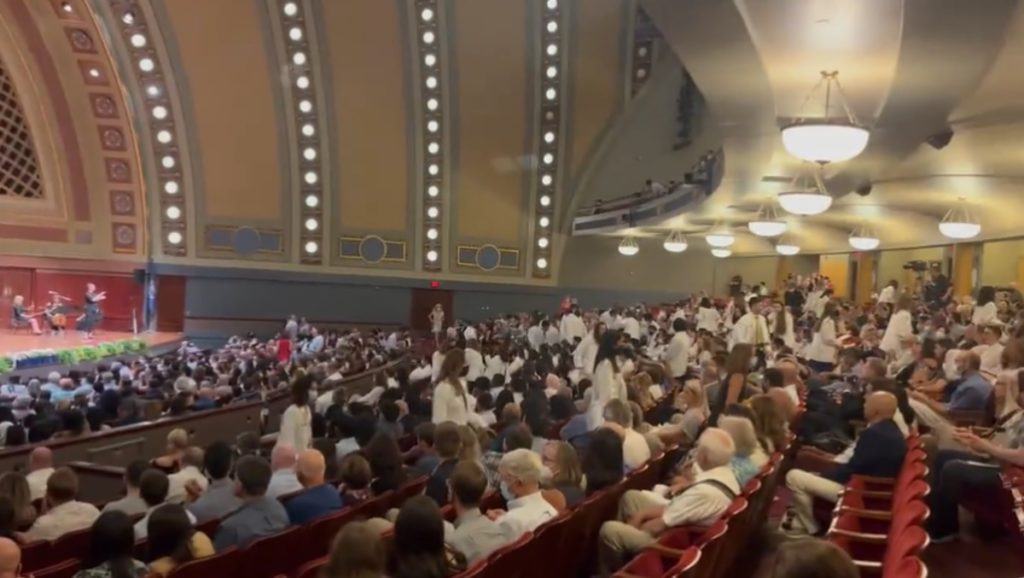 Estudiantes de medicina en Michigan abandonan ceremonia por discurso antiaborto