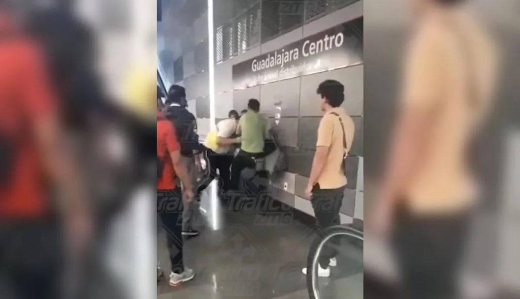 Guardia del Tren Ligero de Guadalajara se pelea con dos sujetos