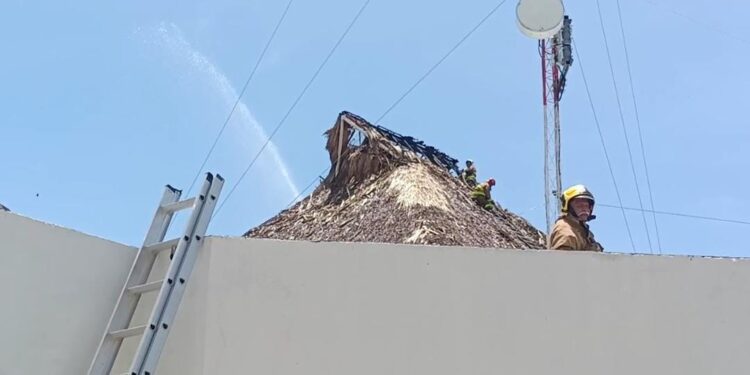 Incendio en aeropuerto de Huatulco