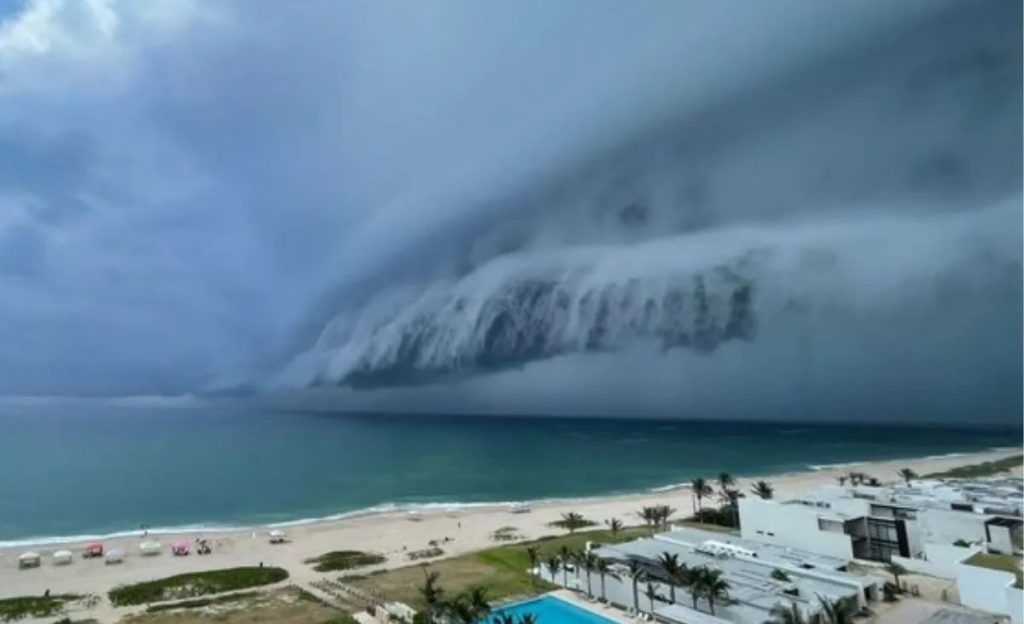 Inmensa nube en Playa Miramar, Tamaulipas