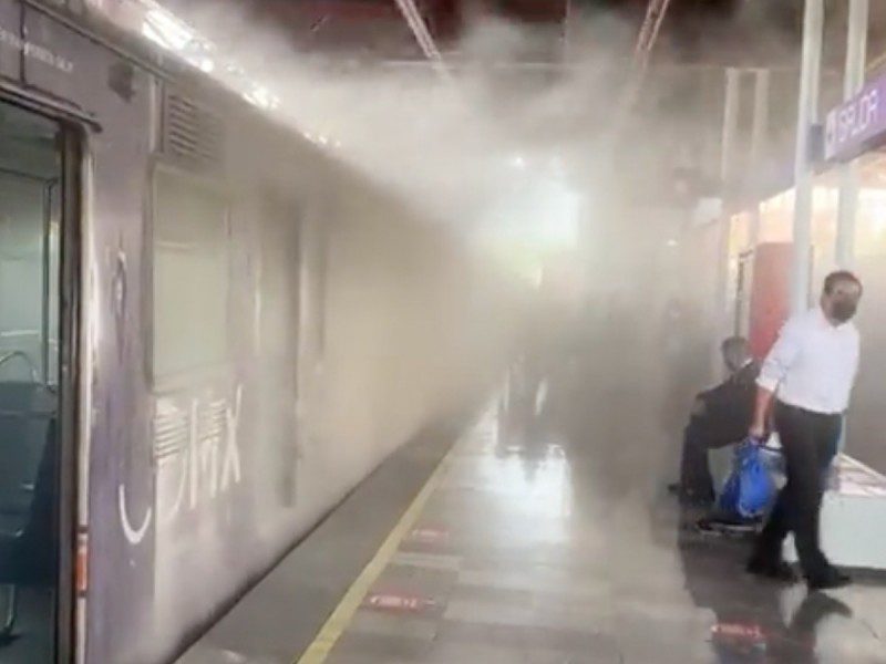 Intensa humareda en un tren del Metro en la estación Tepalcates