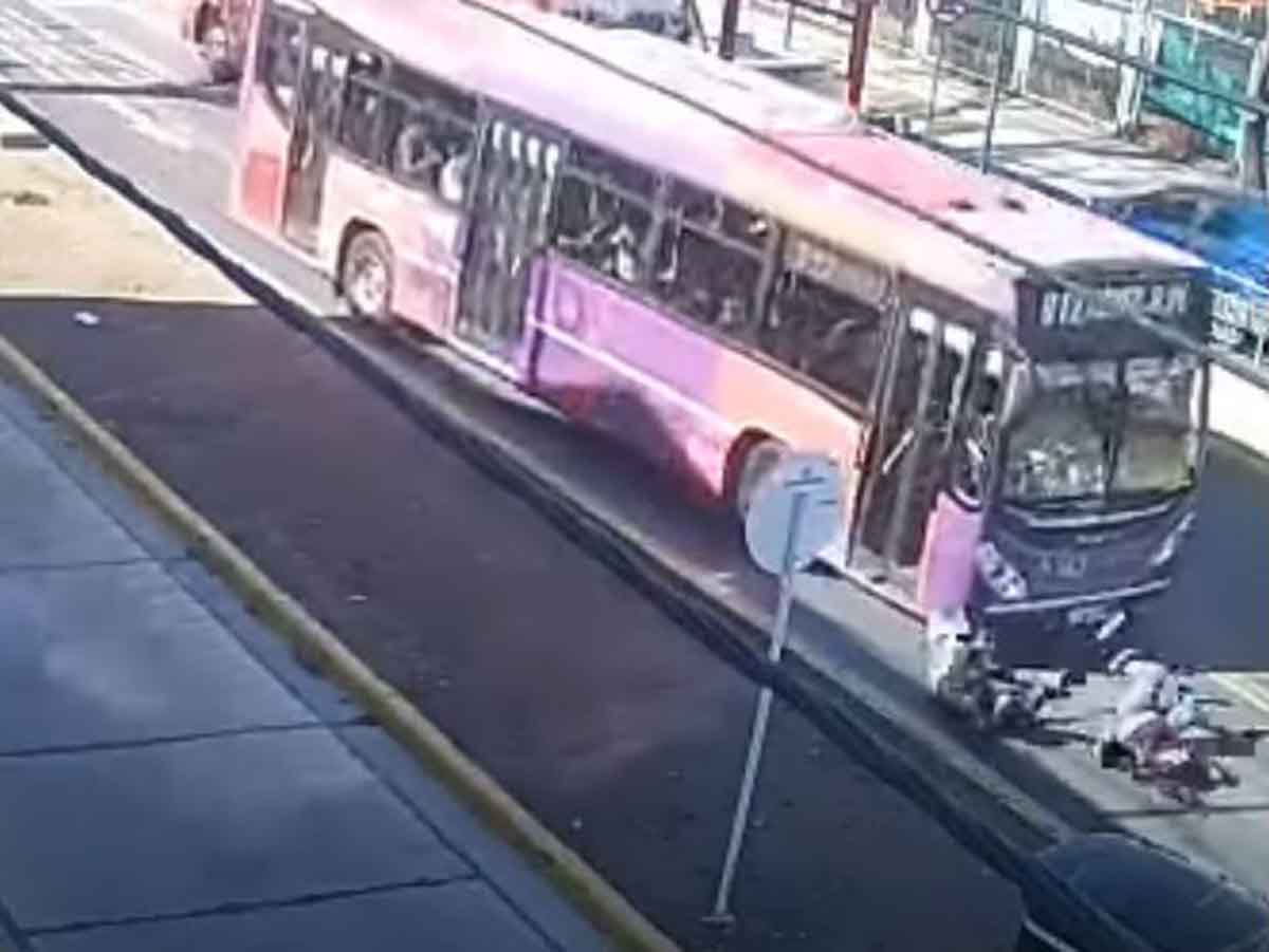 Joven intenta evitar que un camión atropelle a una mujer