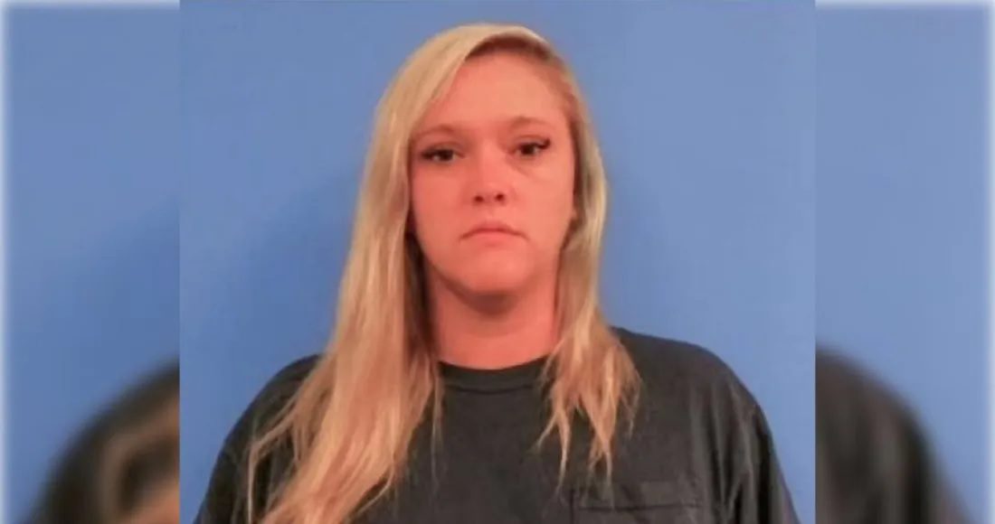 Modelo de TikTok detenida por mostrar sus senos a dos niños