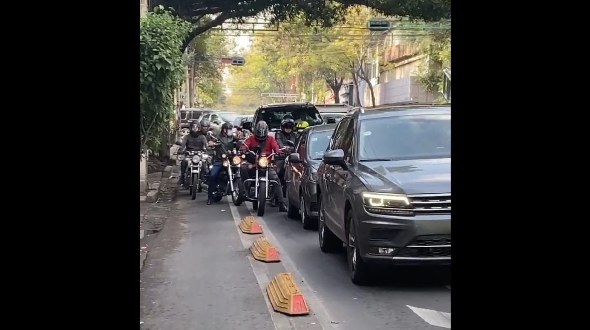 Motociclistas usando la ciclovía para evitar el tránsito en la CDMX