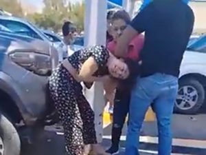 Mujer cacha a su esposo con su amante y se arma la pelea #VIDEO