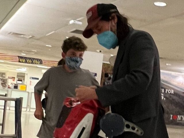 Niño entrevista a Keanu Reeves en el aeropuerto