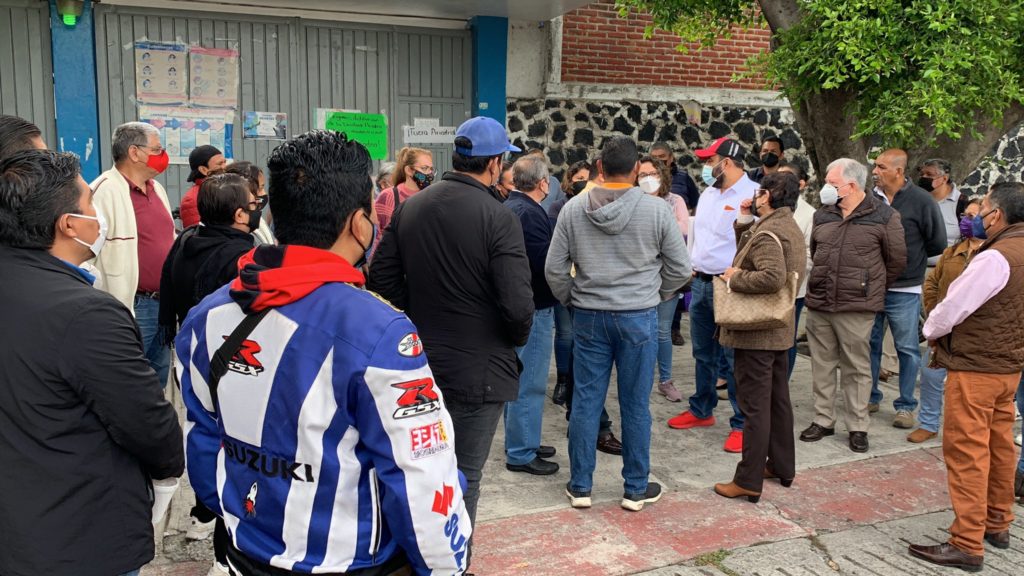 Padres de familia toman una secundaria en Morelos