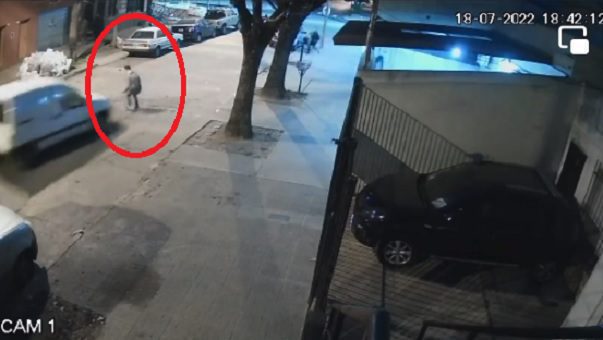 Persigue y atropella al ladrón que asaltó a sus padres