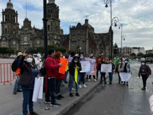 Personal médico protesta frente a Palacio Nacional por falta de contratos