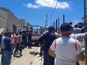 Pobladores de Cuautepec de Hinojosa, Hidalgo, apedrean a personal de la GN #VIDEO