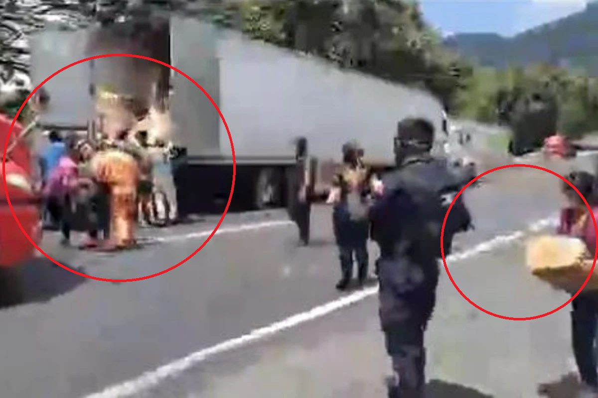 Se roban la mercancía de un tráiler volcado en la Puebla-Córdoba #VIDEO