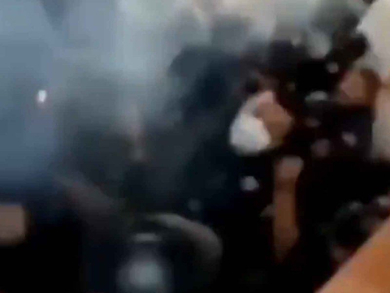 Policía lanza gas lacrimógeno a empleados por reclamar un bono