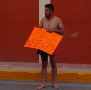 ¡Por ratero! Pobladores de Ixmiquilpan, Hidalgo, golpean a presunto ladrón