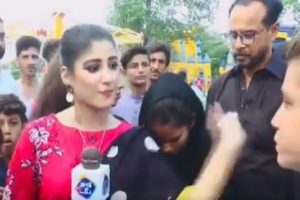Reportera abofetea a un joven durante una transmisión en vivo #VIDEO
