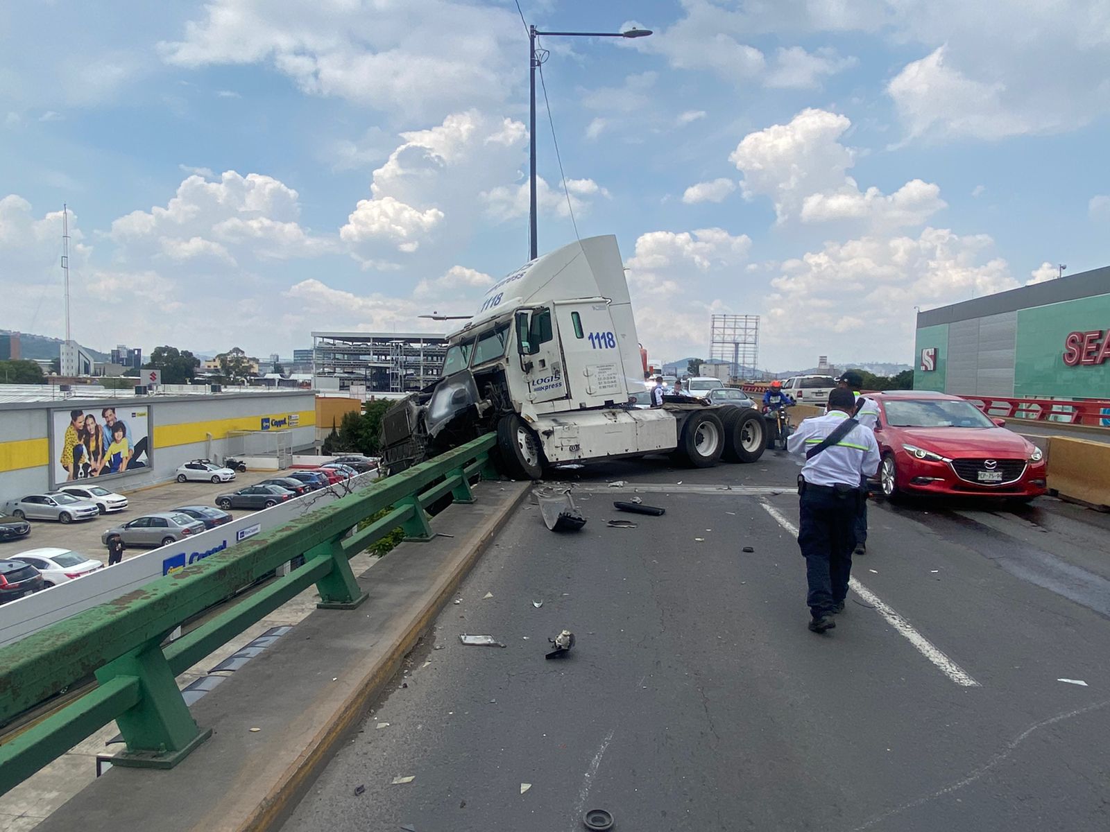 Tráiler colgado de un puente en Gustavo Baz
