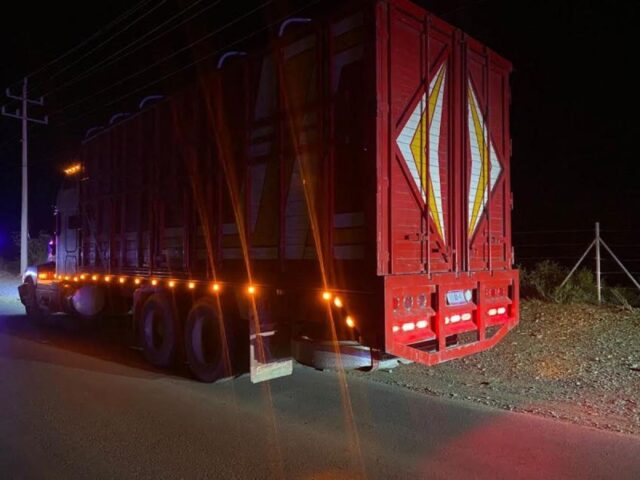 Tráiler de donde policías de Nuevo León rescataron a 119 migrantes