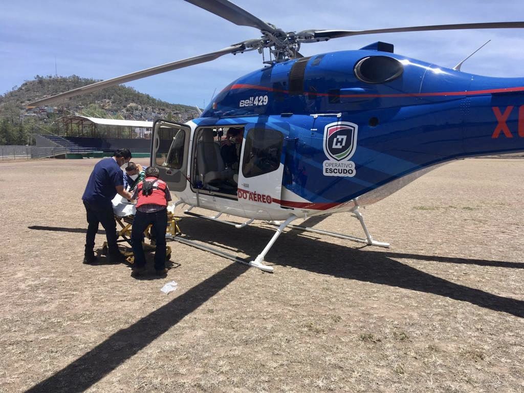 Traslado vía aerea de dos niños de una escuela de Hidalgo luego de que una loza les cayera encima