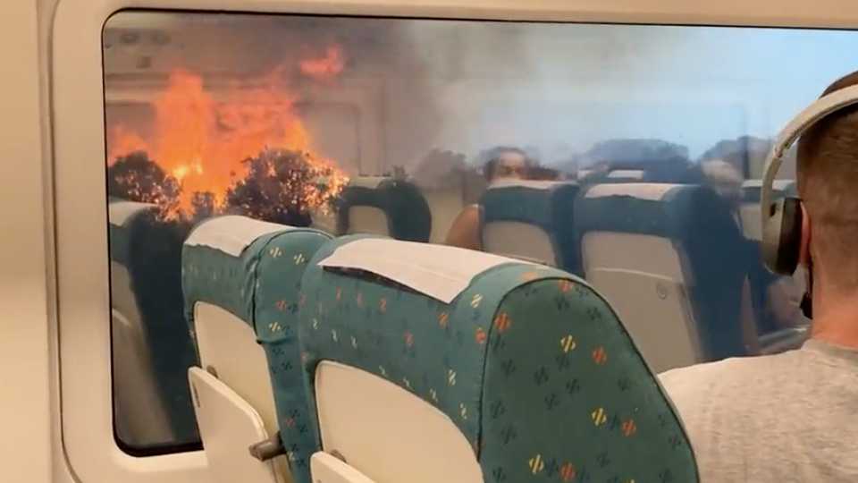 Tren de pasajeros en España en medio de un incendio
