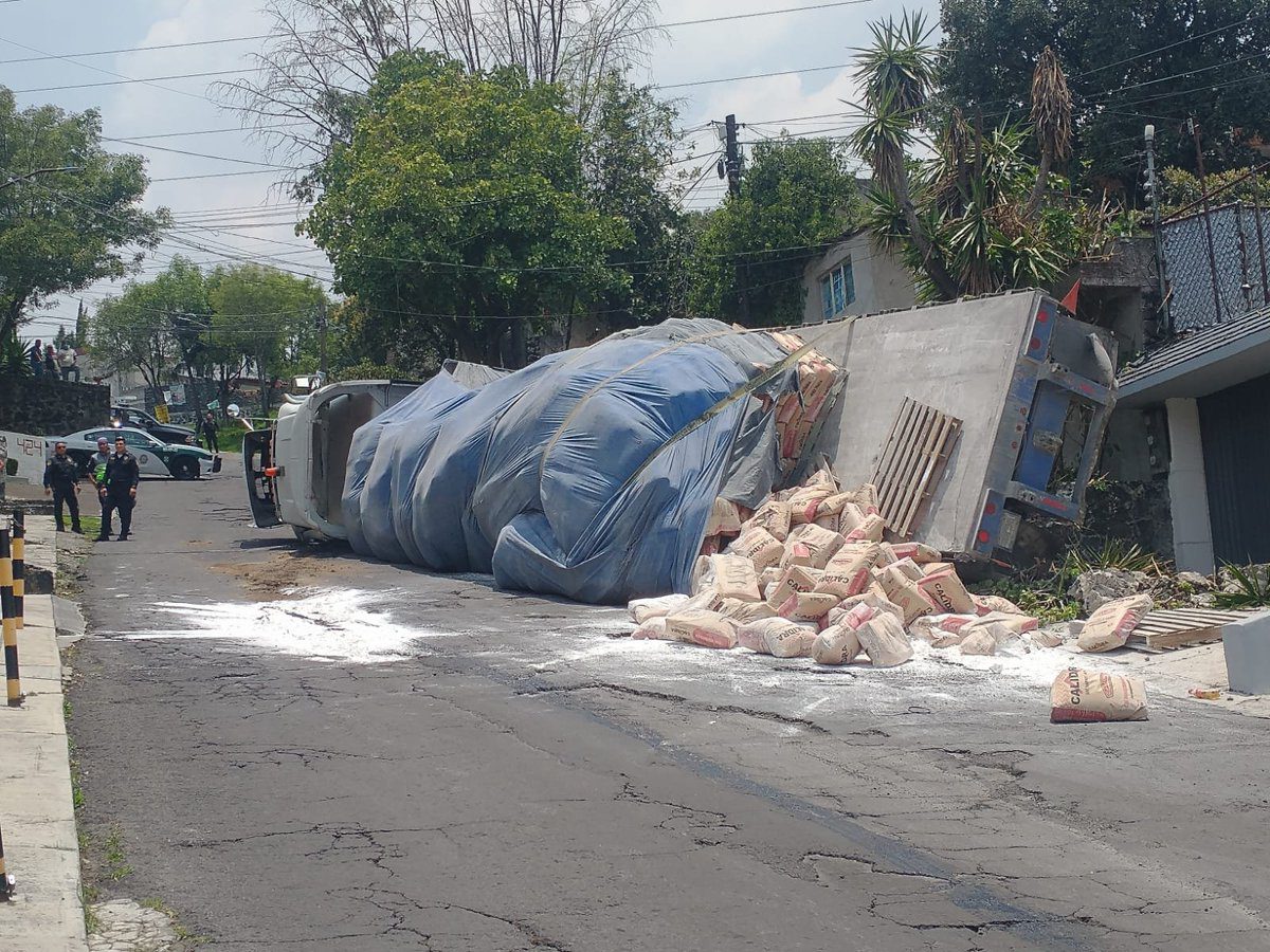 Volcadura de un camión con 30 toneladas de cal en Tlalpan