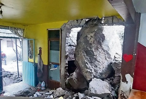 Rocas irrumpen en una casa tras deslaves en comunidad en Chalco