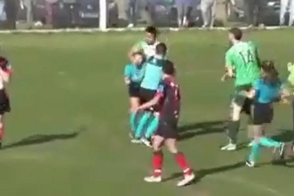 Futbolista golpea a árbitra por la espalda en pleno partido #VIDEO