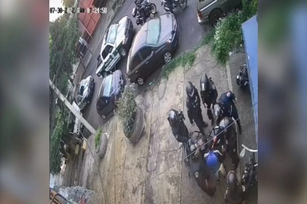 Denuncian a policías de la CDMX por robo durante revisión #VIDEO