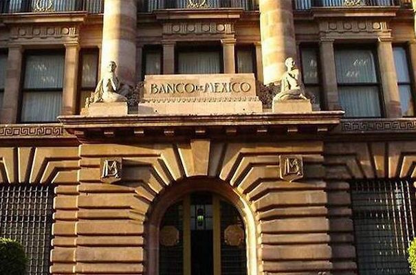 Analistas de Banxico prevén más inflación en 2022