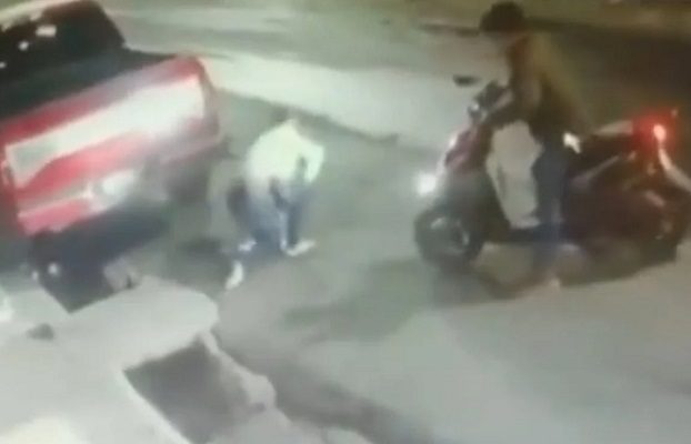 Motociclista atropella y golpea a mujer, en la GAM #VIDEO