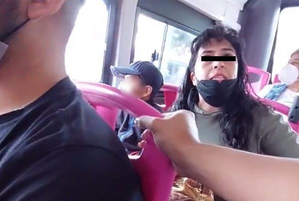 Mujeres discuten en el Metrobús por hombres que subieron a zona exclusiva #VIDEO